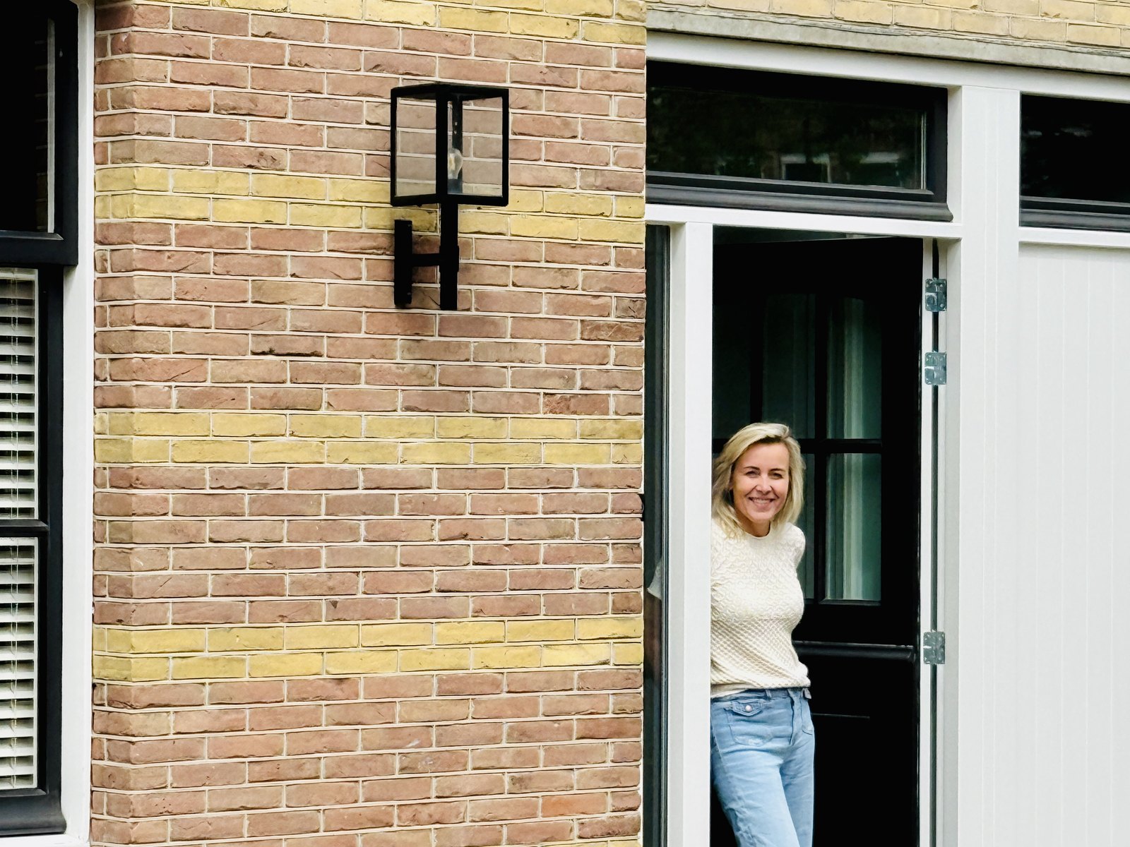 Mariëlle in de deuropening van haar praktijk aan de Nassaustraat 10 in Breda