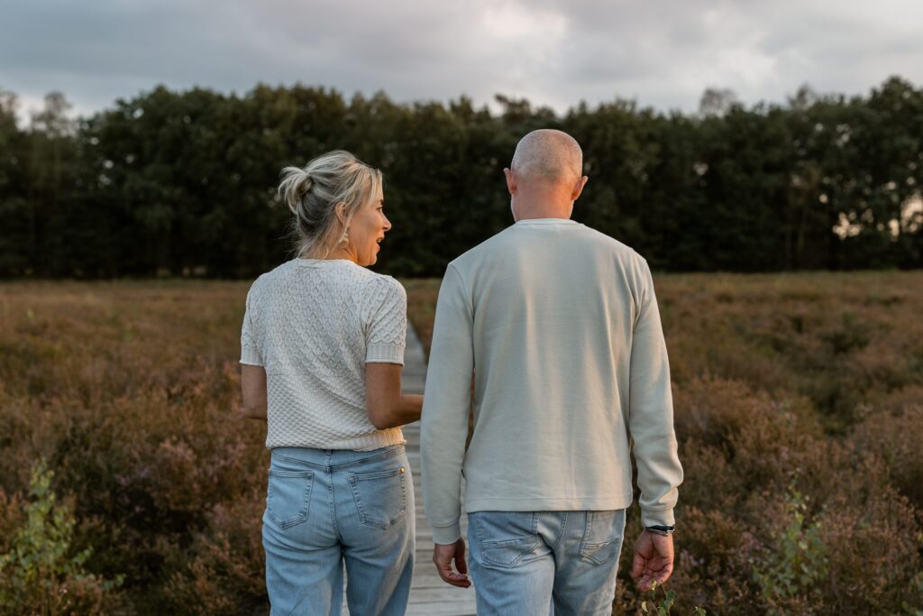 Mariëlle en een cliënt wandelen samen over de heide