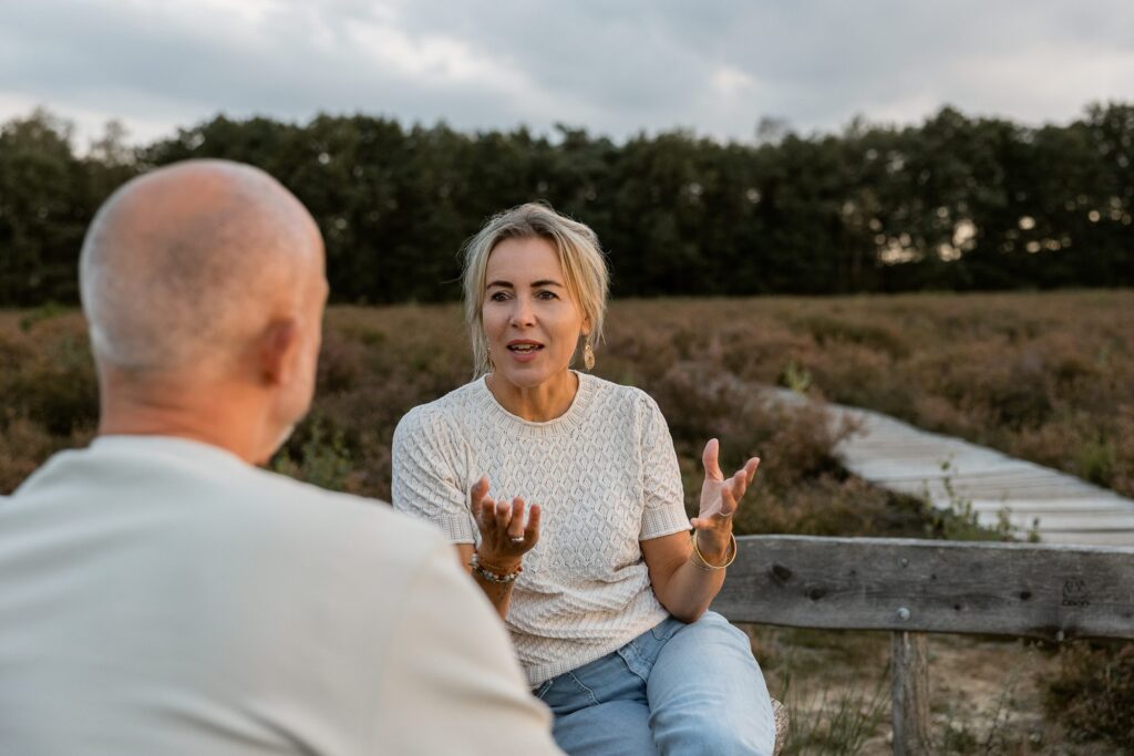Mariëlle in gesprek op een bankje op de heide
