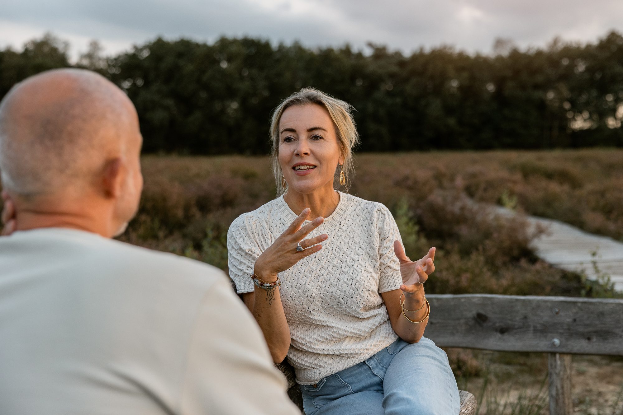 Mariëlle vertelt en luistert tijdens een gesprek buiten