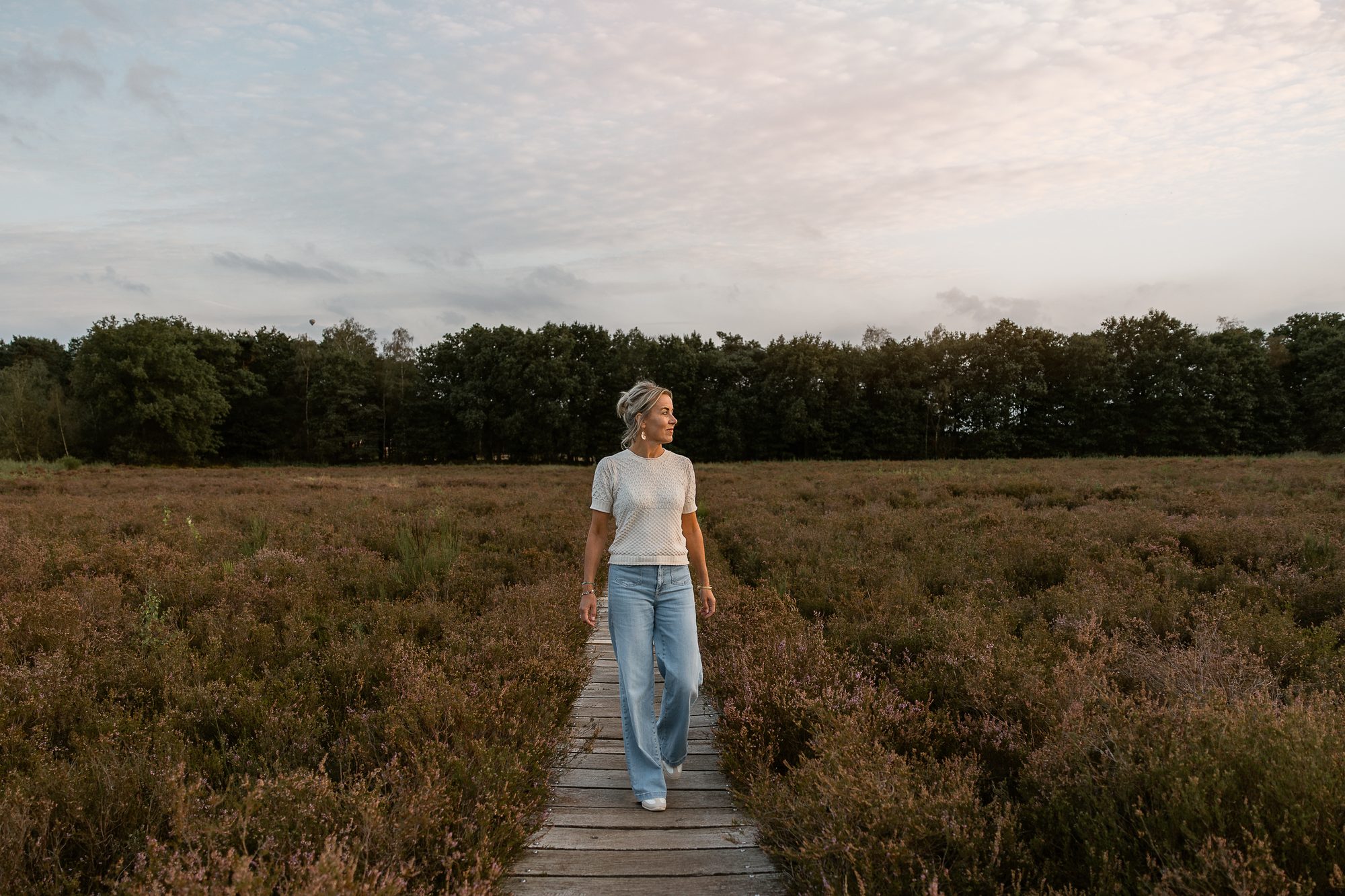 Mariëlle loopt over het vlonderpad naar de camera toe