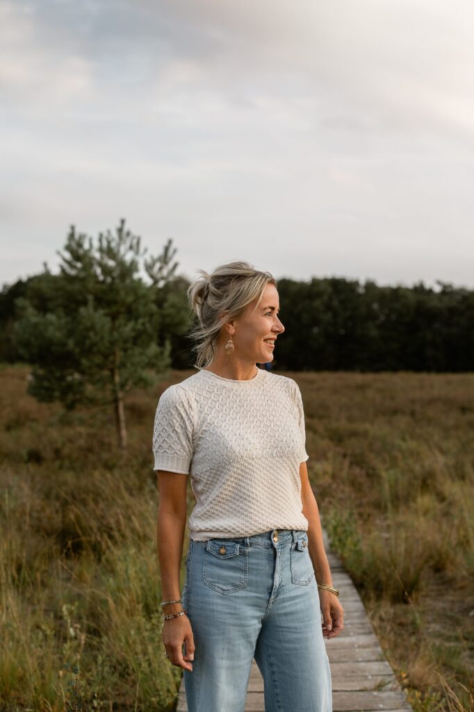 Mariëlle op de heide, kijkend in de verte
