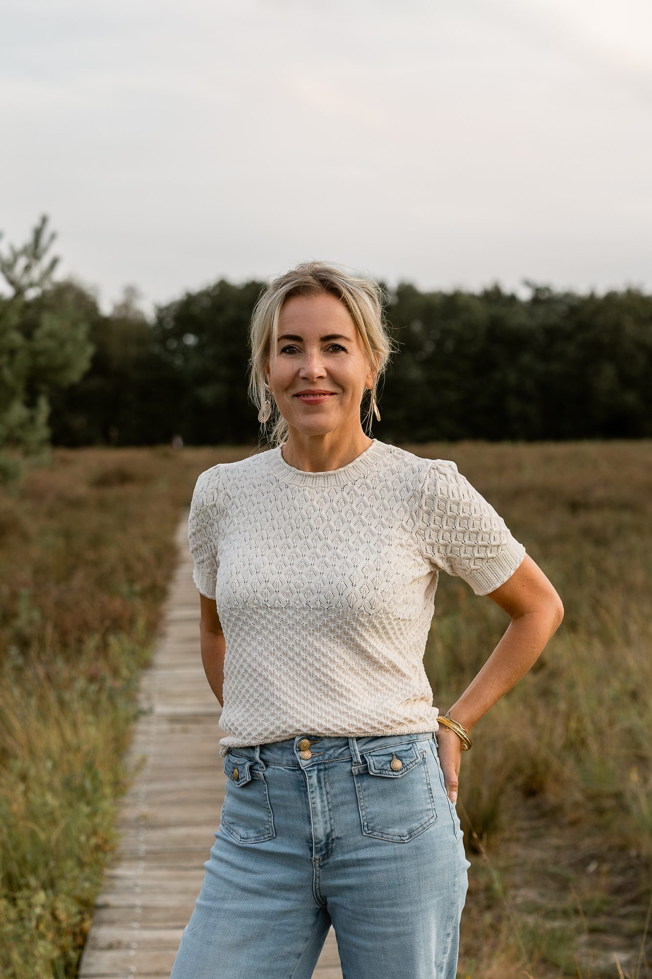 Portret van Mariëlle, glimlachend op het vlonderpad