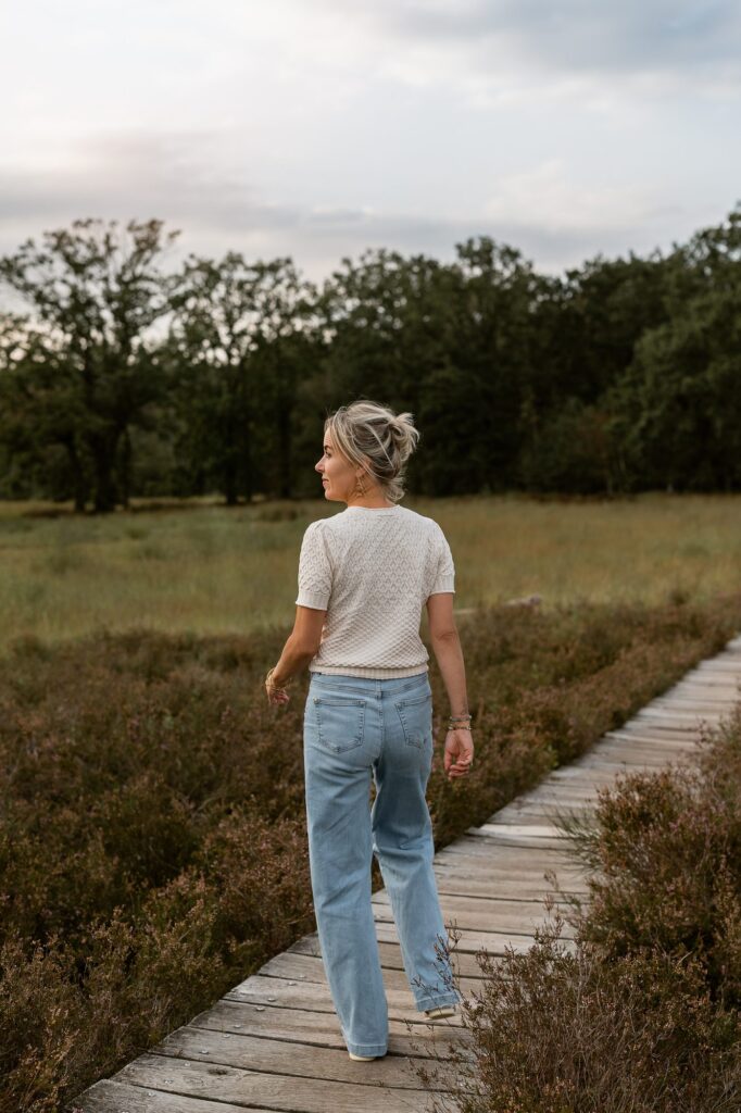 Mariëlle loopt over het vlonderpad de heide in